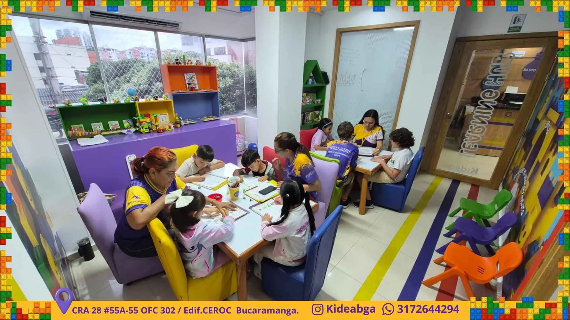 Niños estudiando en el centro de acompañamiento Kídea